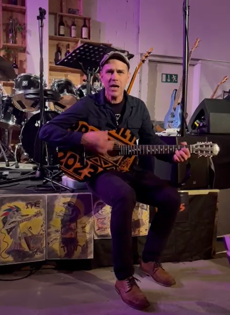 Rolf mit Gitarre